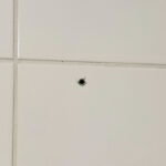 boorgaten in tegels repareren